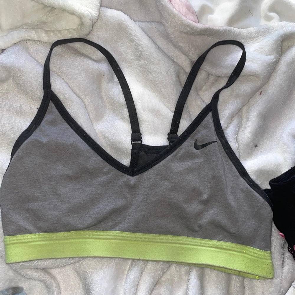 Nike V-cut, sports bra